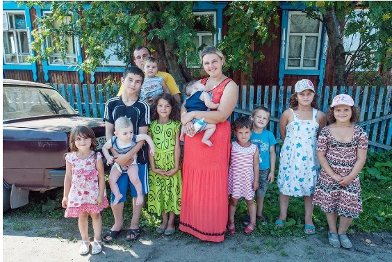 32 летняя россиянка родила 12 го ребенка. Шумная семейка!